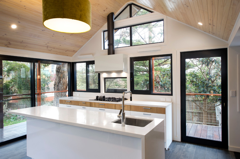 Zweizeilige, Mittelgroße Moderne Küche mit Kücheninsel in Melbourne