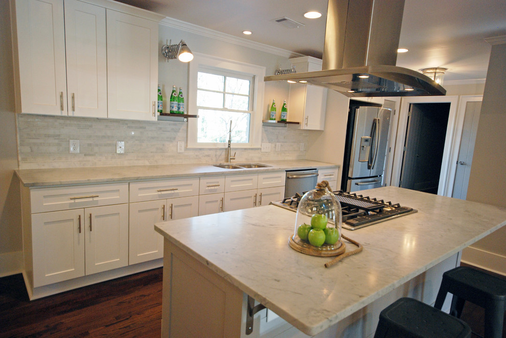 Offene, Mittelgroße Klassische Küche mit weißen Schränken, Marmor-Arbeitsplatte und Kücheninsel in Atlanta