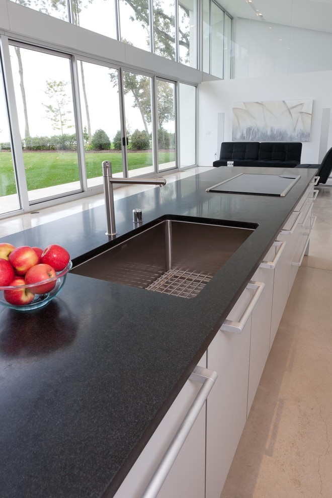 This is an example of a modern kitchen in Milwaukee.