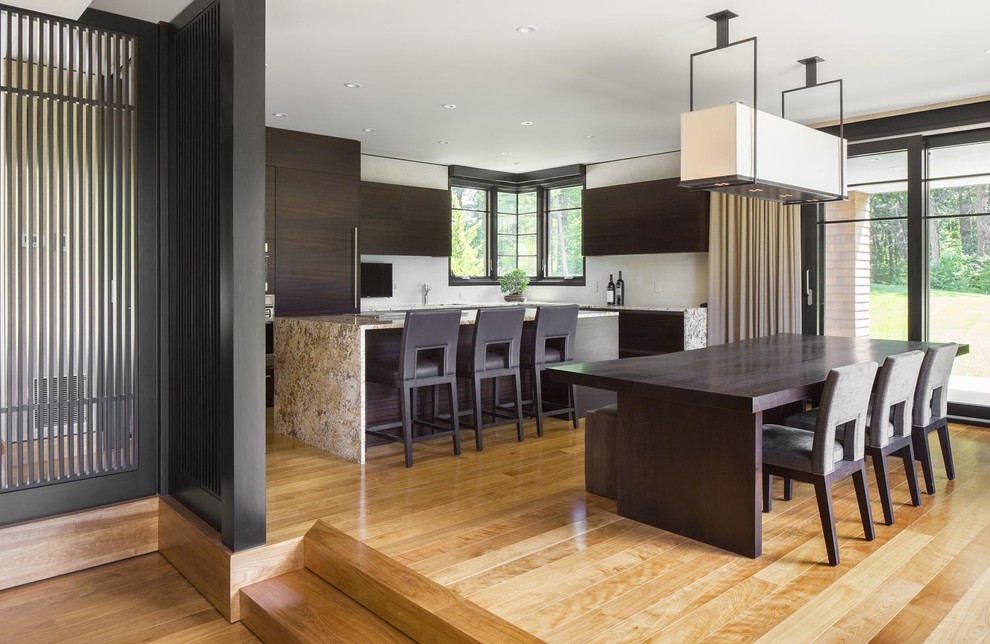 Moderne Wohnküche in L-Form mit flächenbündigen Schrankfronten, dunklen Holzschränken, Küchenrückwand in Weiß, braunem Holzboden, Kücheninsel, braunem Boden und brauner Arbeitsplatte in Boston