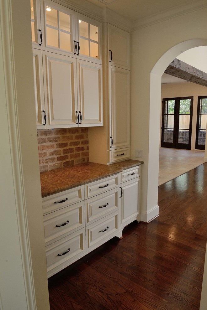 Bracher Butlers Pantry Clásico Cocina Houston de Iron Gate