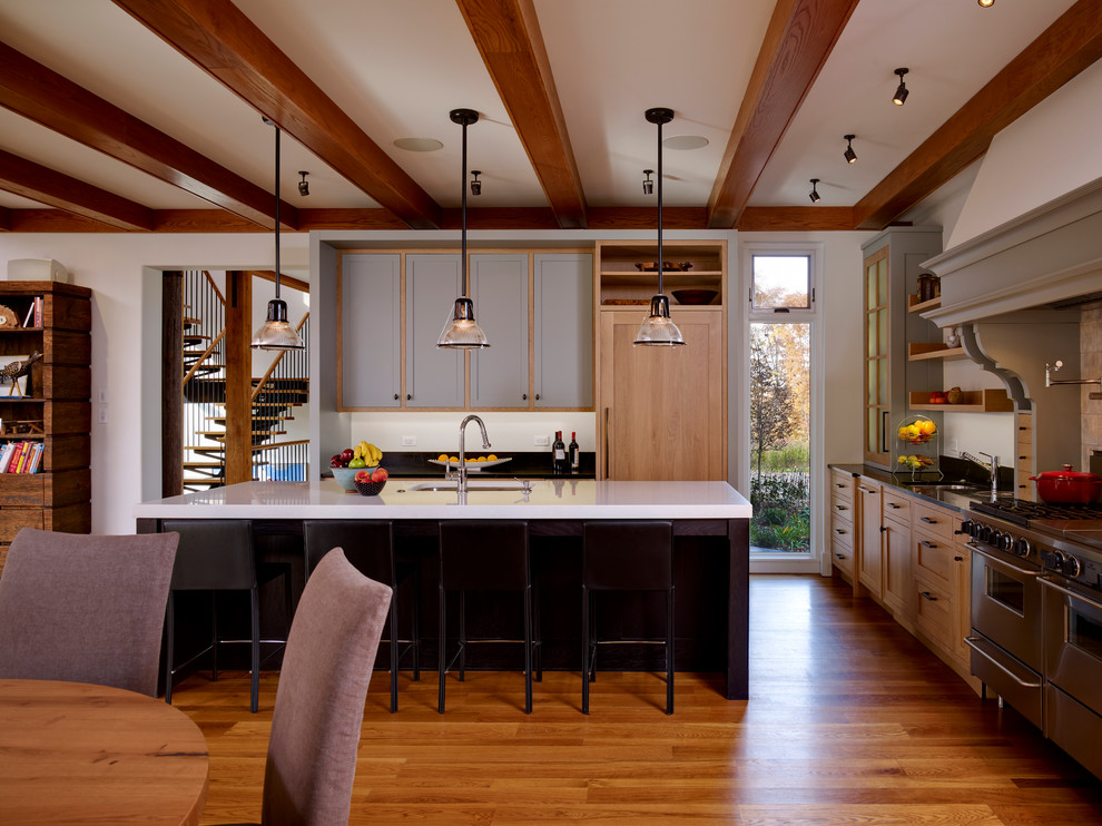 Идея дизайна: кухня-гостиная в стиле кантри с фасадами в стиле шейкер, серыми фасадами и техникой под мебельный фасад
