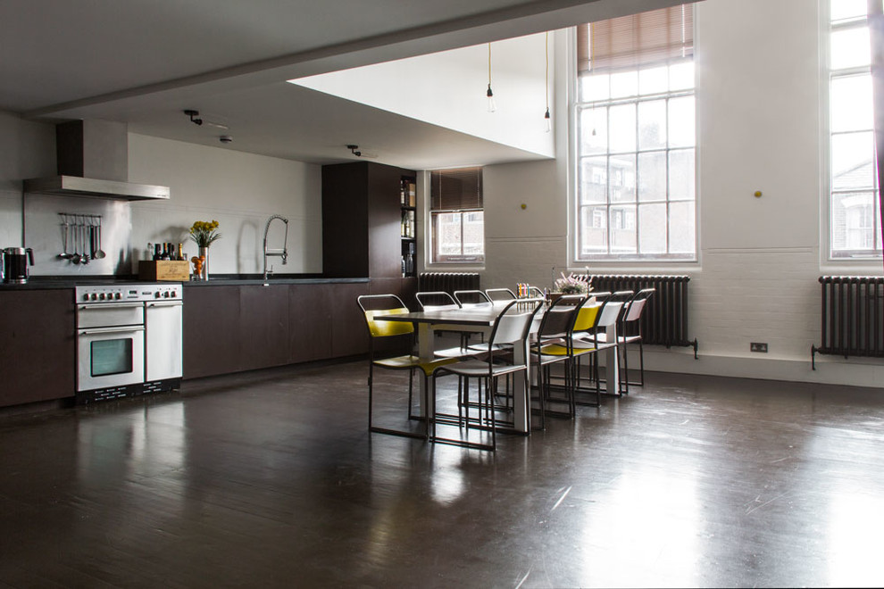 Foto di una cucina moderna con ante marroni, pavimento in legno verniciato e top in marmo