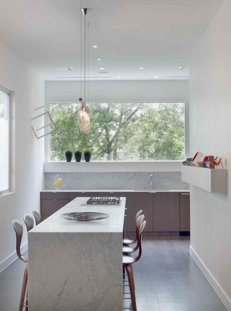 Esempio di una cucina abitabile design con ante lisce, ante in legno bruno, paraspruzzi bianco e paraspruzzi in lastra di pietra