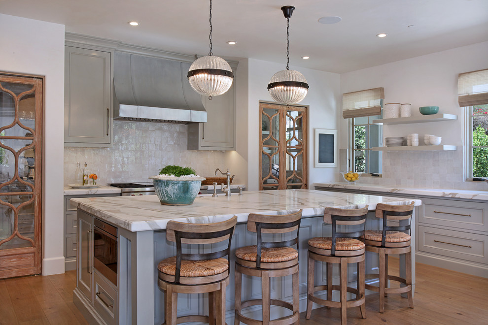 Mediterrane Küche in L-Form mit grauen Schränken, Marmor-Arbeitsplatte und Kücheninsel in Orange County