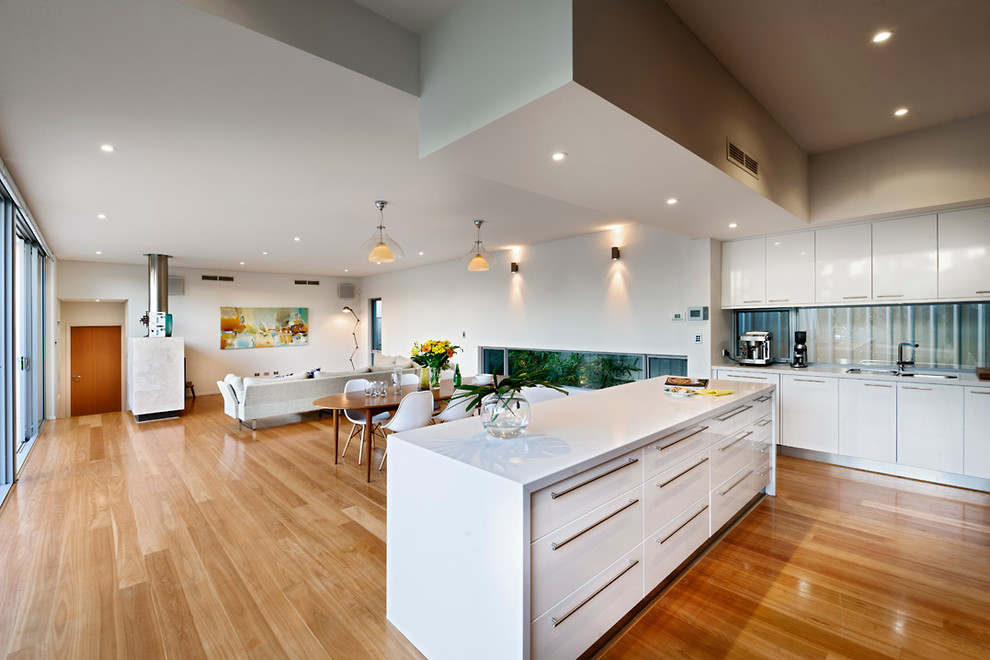 Offene Moderne Küche mit flächenbündigen Schrankfronten und weißen Schränken in Perth