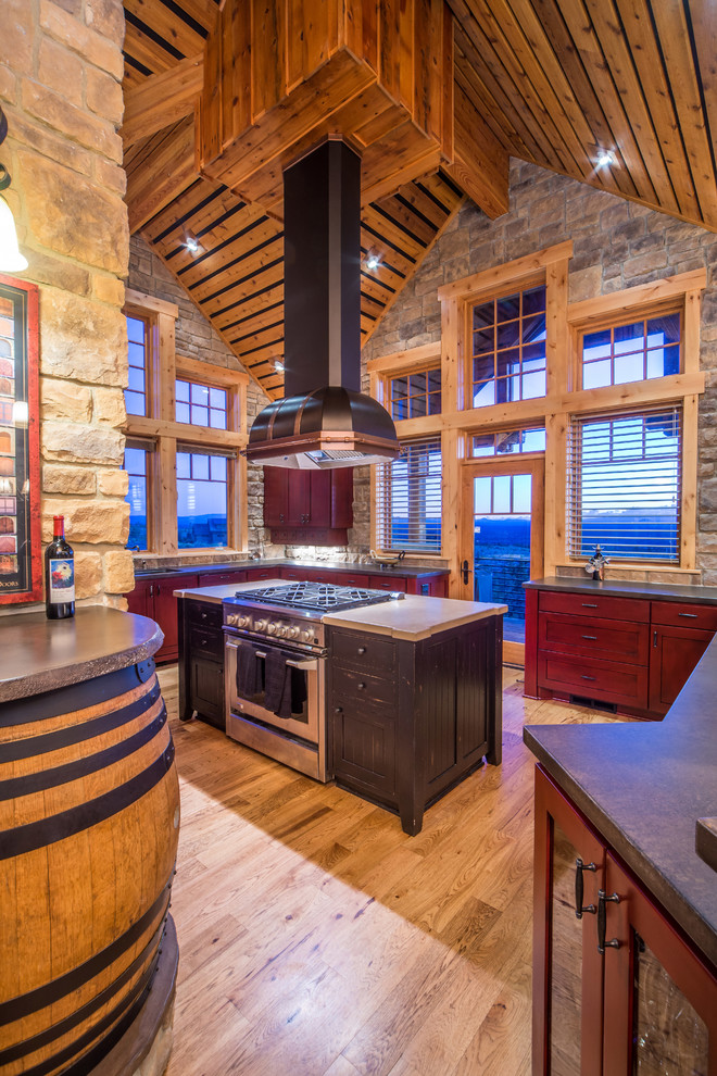 Foto på ett avskilt rustikt kök, med skåp i shakerstil, grått stänkskydd, stänkskydd i stenkakel, rostfria vitvaror och skåp i mellenmörkt trä