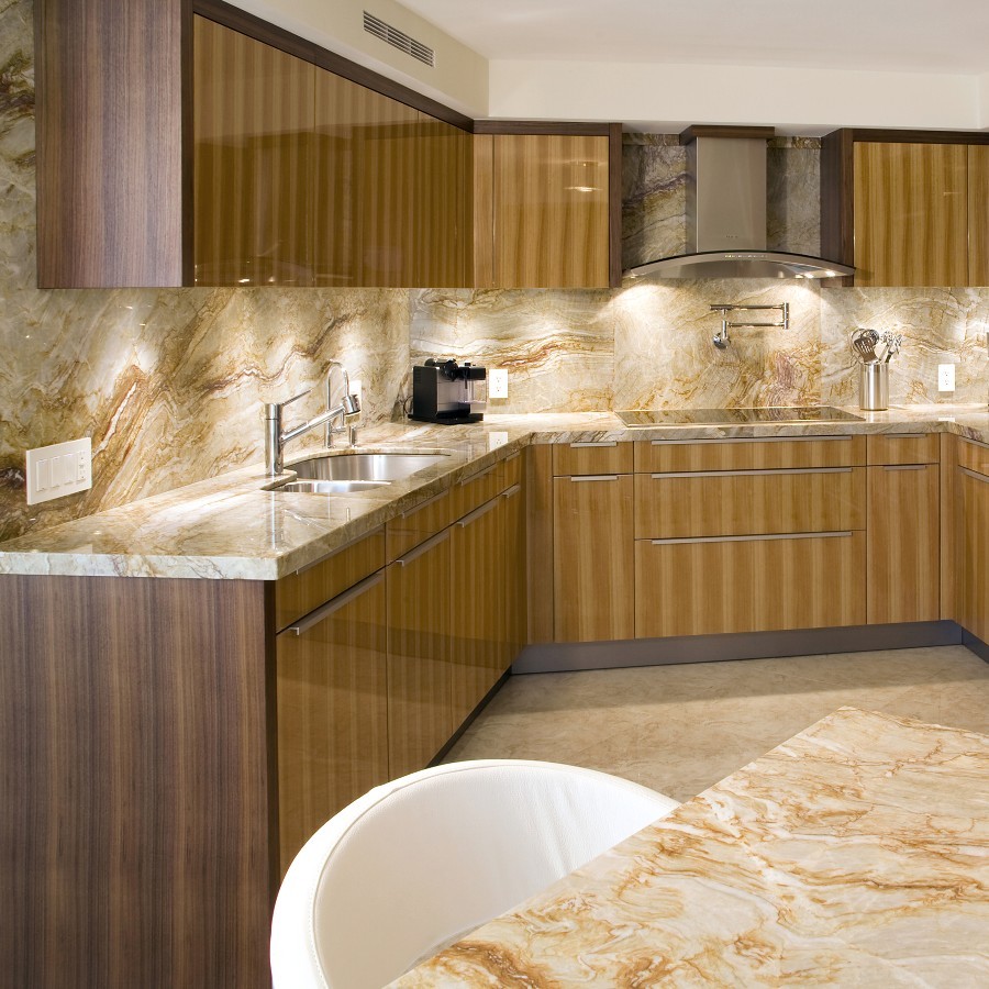 Esempio di una cucina ad U minimal chiusa e di medie dimensioni con lavello sottopiano, ante lisce, ante beige, top in quarzite, paraspruzzi beige, paraspruzzi in lastra di pietra, pavimento in travertino, penisola e pavimento beige