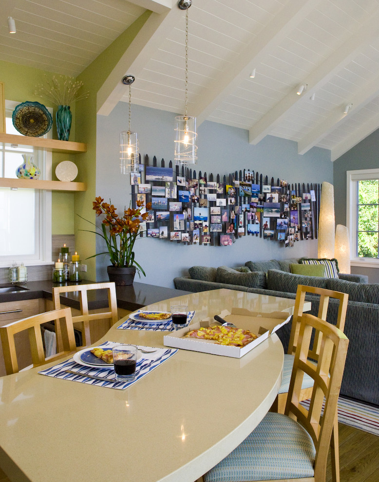Источник вдохновения для домашнего уюта: кухня-гостиная в морском стиле с светлыми деревянными фасадами