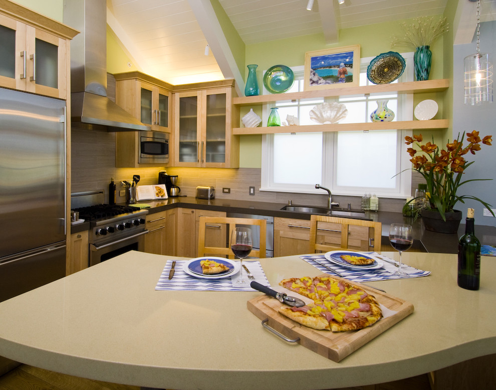 Moderne Küche in L-Form mit Küchengeräten aus Edelstahl, Quarzwerkstein-Arbeitsplatte, Glasfronten, hellen Holzschränken und Küchenrückwand in Beige in San Francisco
