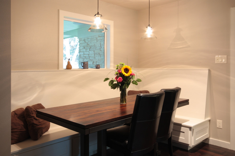 Ispirazione per una sala da pranzo aperta verso la cucina contemporanea di medie dimensioni con pavimento in legno massello medio