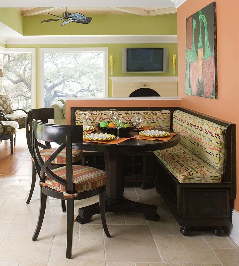 Esempio di una sala da pranzo aperta verso il soggiorno tradizionale di medie dimensioni con pavimento in gres porcellanato
