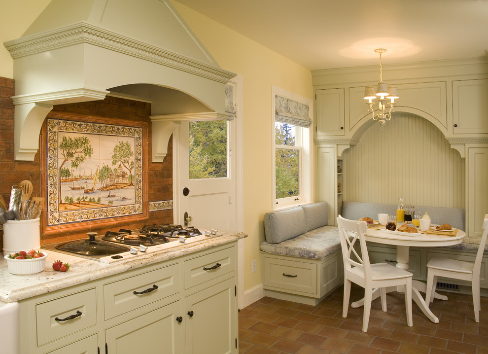 На фото: кухня в классическом стиле с обеденным столом, фасадами с декоративным кантом и зелеными фасадами с