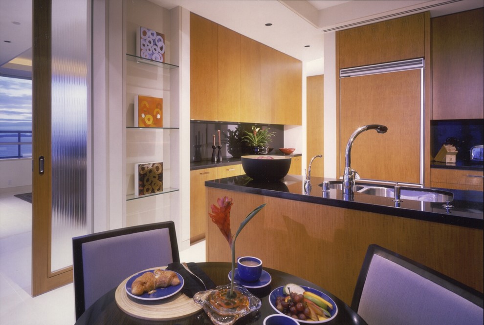 Стильный дизайн: кухня среднего размера в современном стиле с врезной мойкой - последний тренд