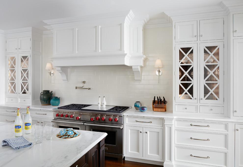Inspiration för avskilda, stora klassiska u-kök, med marmorbänkskiva, vitt stänkskydd, stänkskydd i tunnelbanekakel, rostfria vitvaror, mellanmörkt trägolv, en köksö, luckor med infälld panel och vita skåp