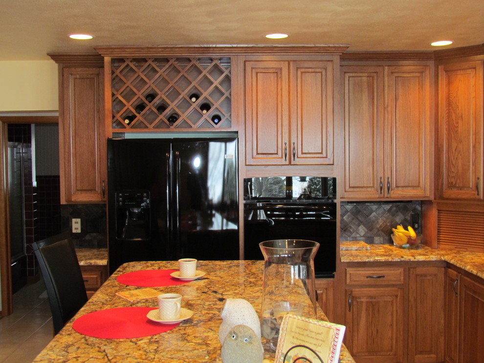 Exempel på ett avskilt klassiskt l-kök, med skåp i mellenmörkt trä, bänkskiva i kvarts, grått stänkskydd, stänkskydd i keramik, rostfria vitvaror, en köksö och luckor med upphöjd panel