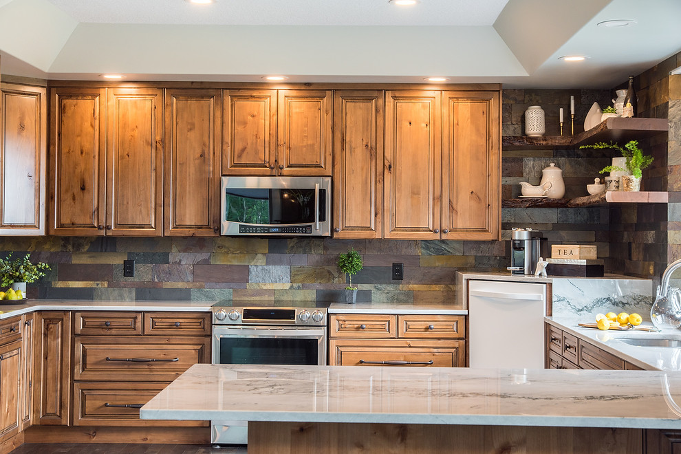 Inredning av ett rustikt stort flerfärgad flerfärgat kök, med en dubbel diskho, luckor med upphöjd panel, skåp i slitet trä, bänkskiva i kvartsit, flerfärgad stänkskydd, stänkskydd i skiffer, rostfria vitvaror, mellanmörkt trägolv och grått golv