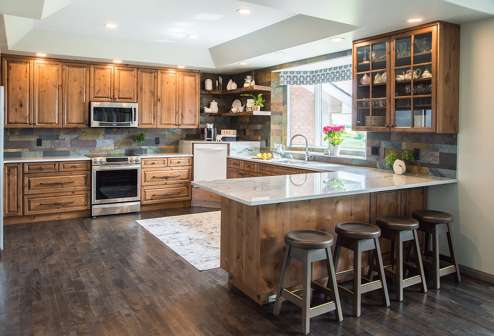 Exempel på ett stort rustikt flerfärgad flerfärgat kök, med en dubbel diskho, luckor med upphöjd panel, skåp i slitet trä, bänkskiva i kvartsit, flerfärgad stänkskydd, stänkskydd i skiffer, rostfria vitvaror, mellanmörkt trägolv och grått golv