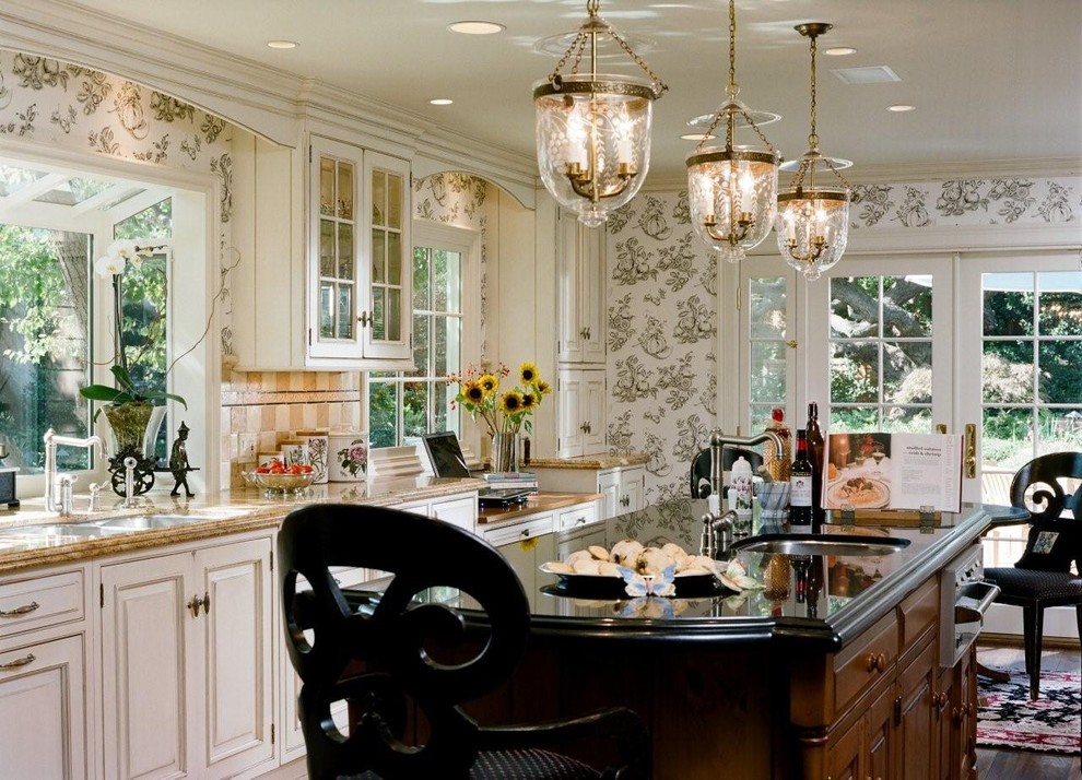 Imagen de cocina clásica con fregadero de doble seno, armarios con paneles con relieve, puertas de armario blancas y salpicadero beige