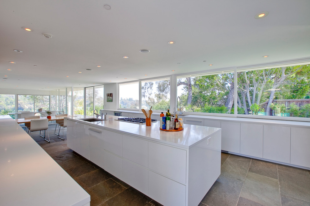 Moderne Wohnküche mit Unterbauwaschbecken, flächenbündigen Schrankfronten und weißen Schränken in Los Angeles