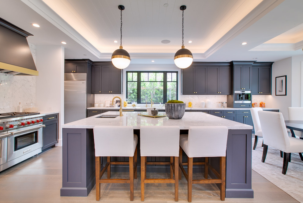 Immagine di una cucina classica con lavello sottopiano, ante in stile shaker, ante grigie, paraspruzzi bianco, elettrodomestici in acciaio inossidabile, pavimento beige e top bianco