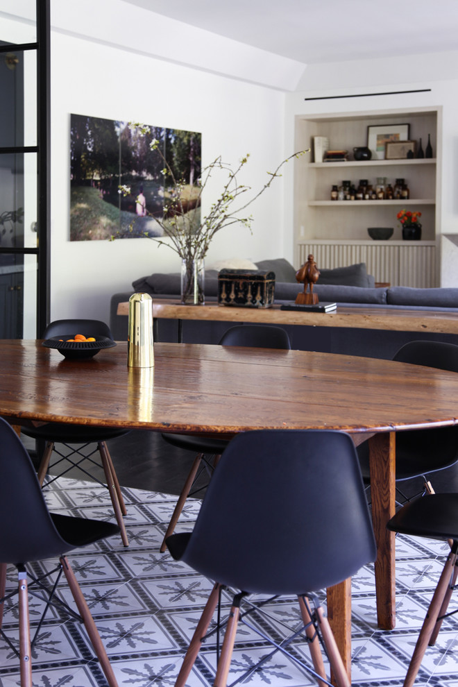 Свежая идея для дизайна: кухня в современном стиле с обеденным столом, техникой из нержавеющей стали и островом - отличное фото интерьера