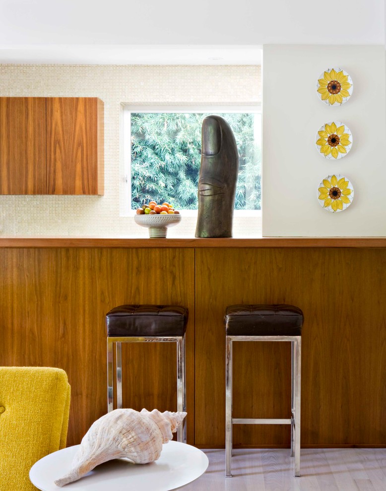 Example of a mid-century modern kitchen design in Los Angeles