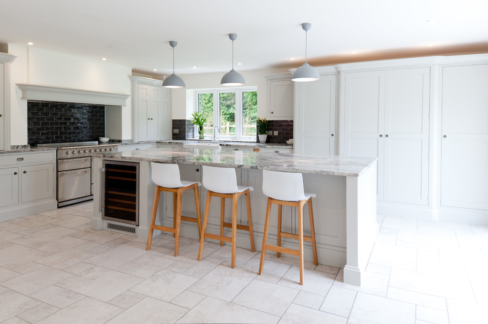 Mittelgroße Klassische Wohnküche mit Doppelwaschbecken, Schrankfronten im Shaker-Stil, weißen Schränken und Kücheninsel in Kent