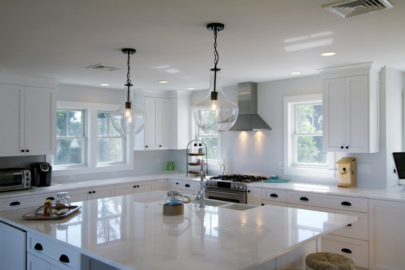 Esempio di una cucina costiera chiusa e di medie dimensioni con lavello a doppia vasca, ante in stile shaker, ante bianche, top in marmo e elettrodomestici in acciaio inossidabile