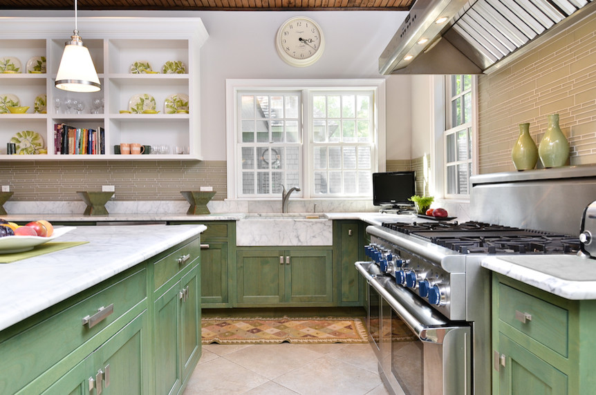 Landhaus Küche mit Rückwand aus Glasfliesen, Keramikboden und Kücheninsel in Boston