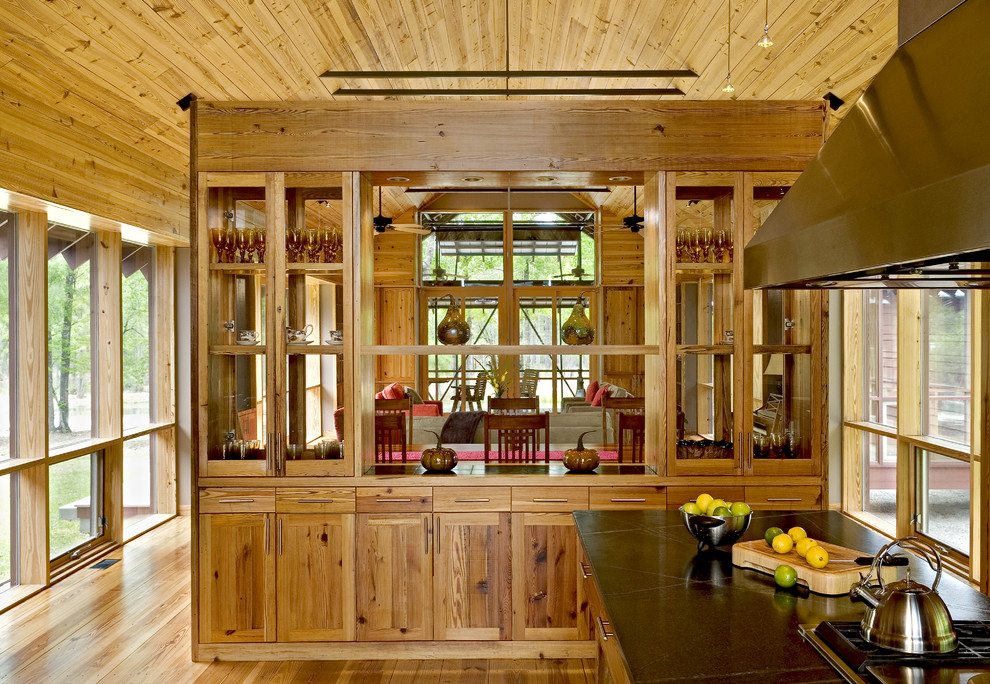 Пример оригинального дизайна: кухня в стиле кантри с фасадами цвета дерева среднего тона