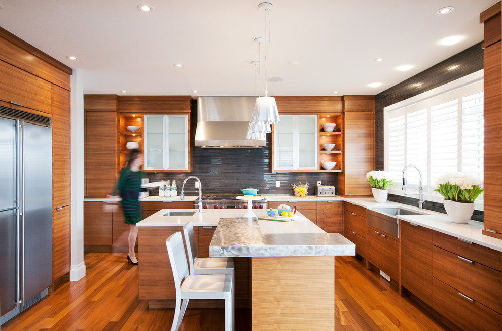 Moderne Küche mit Landhausspüle und Küchengeräten aus Edelstahl in Sonstige