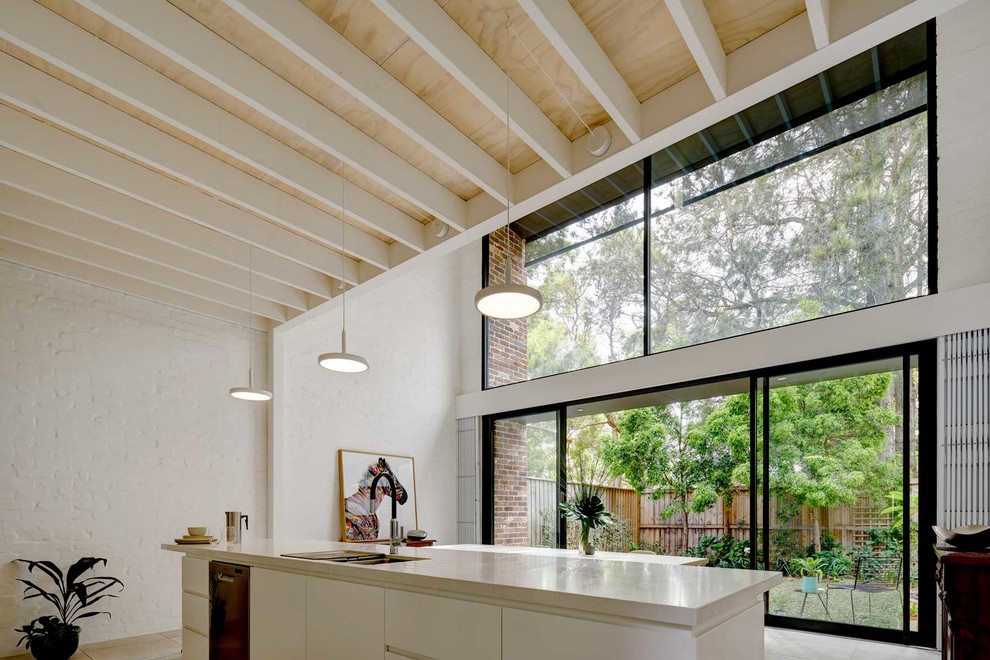 Zweizeilige, Große Moderne Küche mit integriertem Waschbecken, weißen Schränken, Quarzwerkstein-Arbeitsplatte und Kücheninsel in Sydney