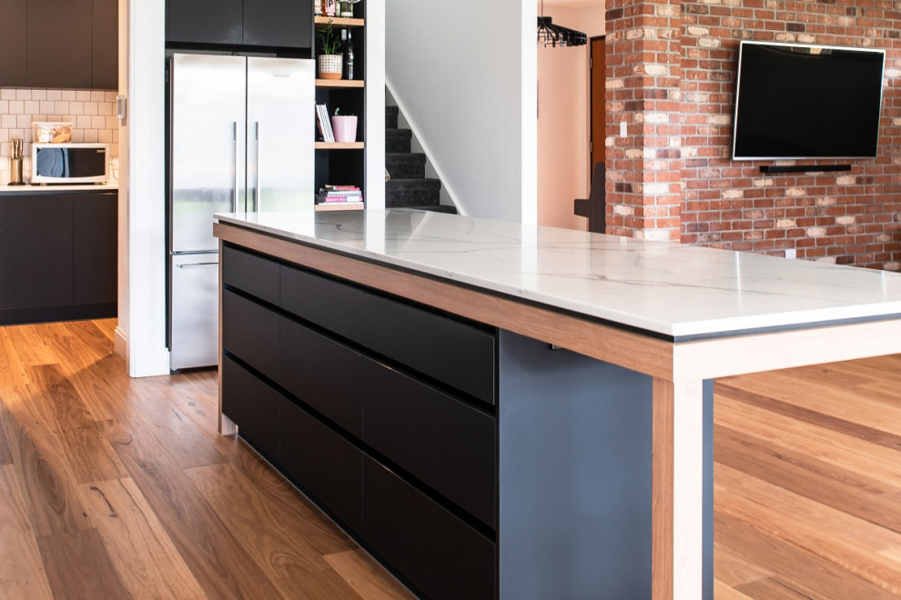 Moderne Küche mit Quarzwerkstein-Arbeitsplatte in Adelaide