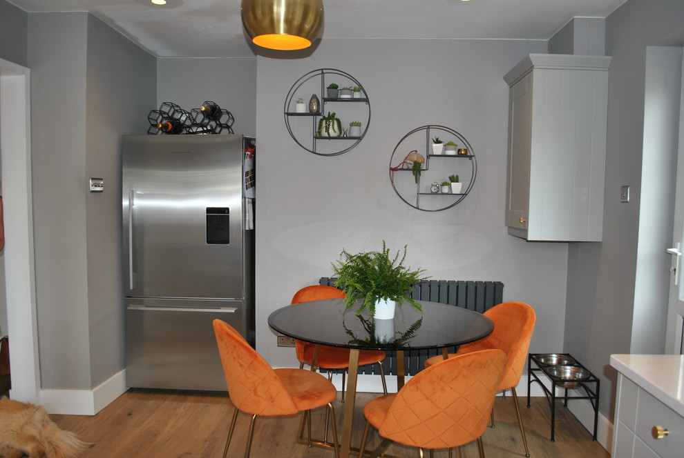 Modelo de cocina minimalista de tamaño medio con armarios estilo shaker, puertas de armario grises y encimera de cuarcita