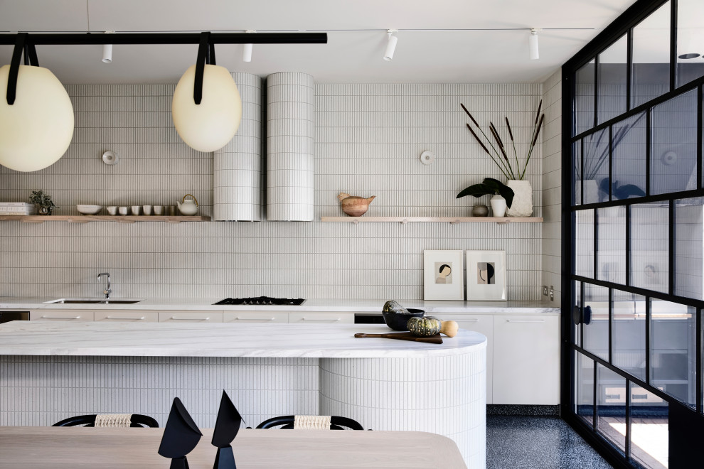 シドニーにあるインダストリアルスタイルのおしゃれなキッチン (アンダーカウンターシンク、フラットパネル扉のキャビネット、白いキッチンパネル、モザイクタイルのキッチンパネル、グレーの床、白いキッチンカウンター) の写真