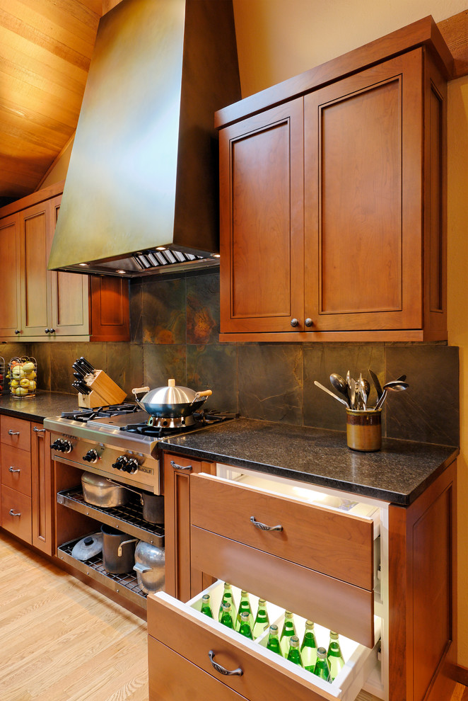 Imagen de cocina clásica con armarios con paneles empotrados, puertas de armario de madera oscura y salpicadero verde