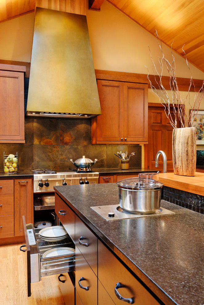 Exempel på ett klassiskt kök, med luckor med infälld panel, skåp i mellenmörkt trä, grått stänkskydd, rostfria vitvaror och stänkskydd i skiffer