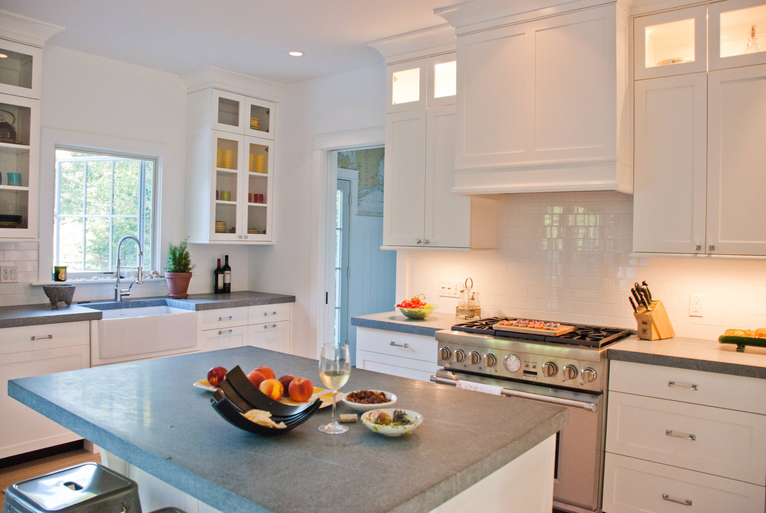 Stainless Steel Viking Range & Additional Oven - Farmhouse - Kitchen - New  York - by Kitchen Intuitions