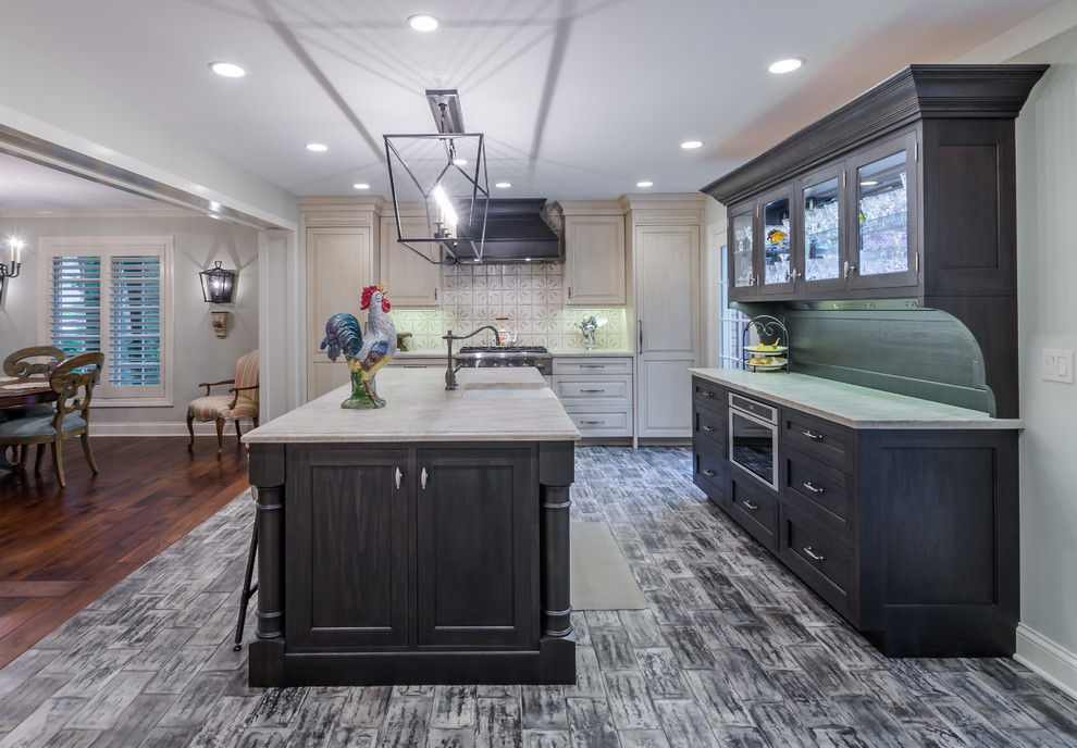 Bild på ett mellanstort vintage grå grått kök, med luckor med upphöjd panel, grå skåp, marmorbänkskiva, vitt stänkskydd, stänkskydd i keramik, rostfria vitvaror, målat trägolv, en köksö, flerfärgat golv och en undermonterad diskho