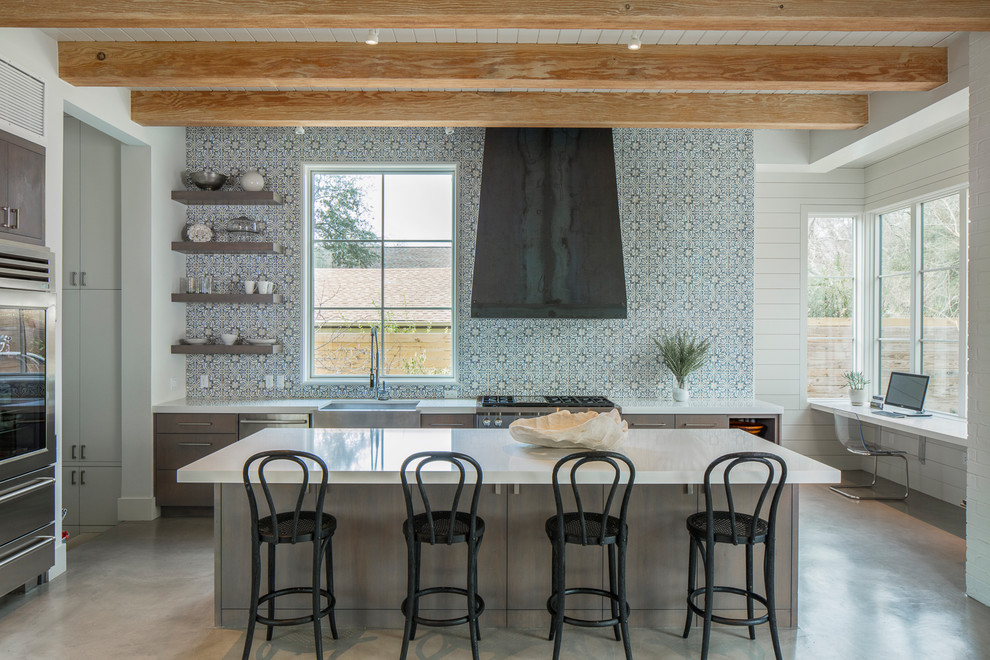 Exempel på ett klassiskt kök, med en rustik diskho, öppna hyllor, flerfärgad stänkskydd, rostfria vitvaror, betonggolv, en köksö och grått golv