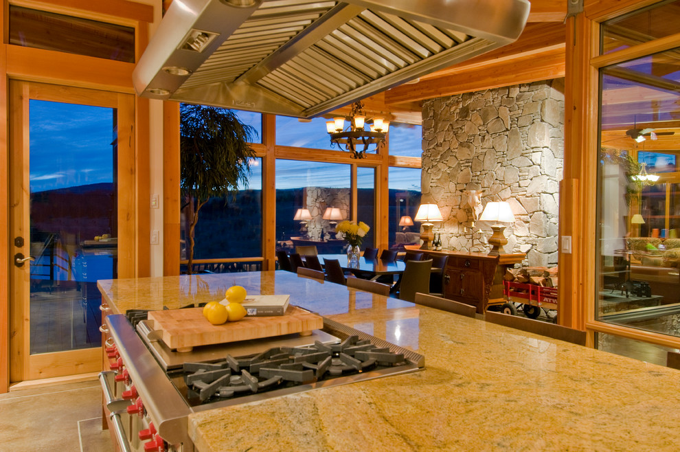 Cette image montre une cuisine américaine parallèle design de taille moyenne avec un plan de travail en granite, un électroménager en acier inoxydable, sol en béton ciré et îlot.