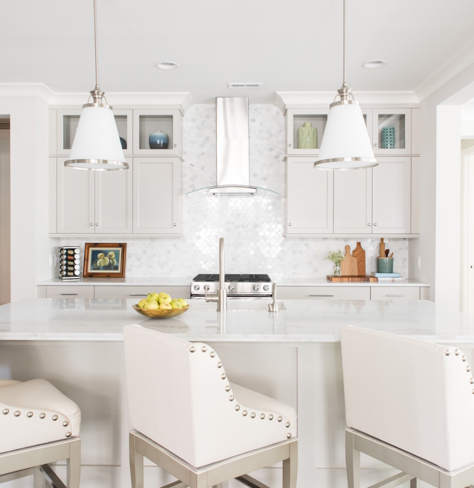 Esempio di una cucina chic di medie dimensioni con lavello sottopiano, ante in stile shaker, ante beige, paraspruzzi bianco, elettrodomestici in acciaio inossidabile e top bianco