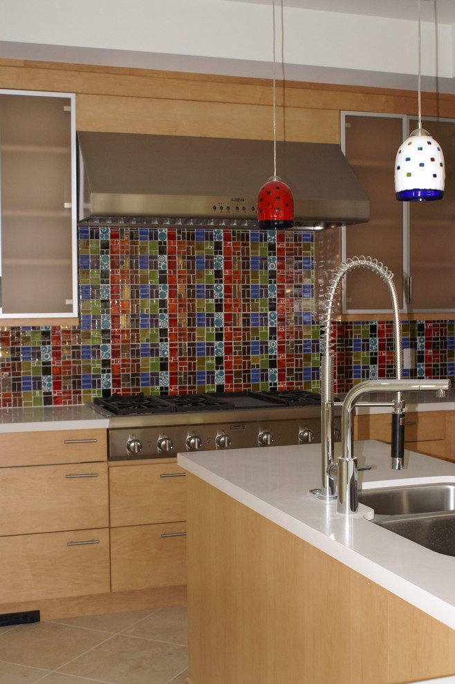 Moderne Küche in U-Form mit hellen Holzschränken, Quarzit-Arbeitsplatte, bunter Rückwand, Küchengeräten aus Edelstahl, Keramikboden und Kücheninsel in Houston