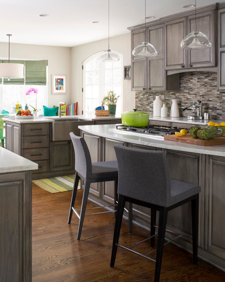 Stilmix Wohnküche in U-Form mit Landhausspüle, profilierten Schrankfronten, grauen Schränken, Marmor-Arbeitsplatte, bunter Rückwand, Küchengeräten aus Edelstahl und braunem Holzboden in Denver