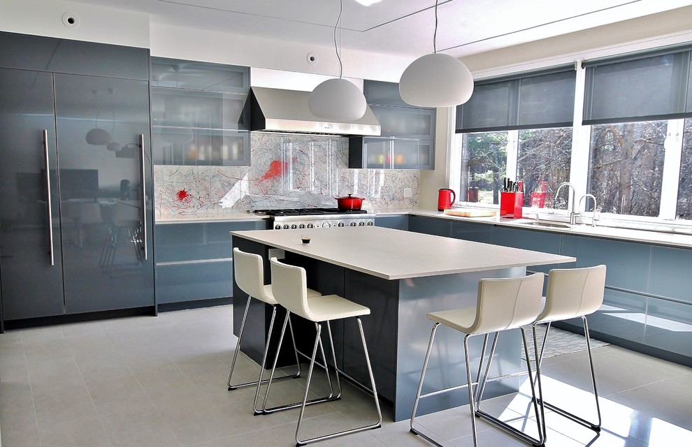 Ispirazione per una cucina contemporanea con lavello sottopiano, ante lisce, ante grigie, paraspruzzi multicolore, pavimento grigio e top bianco