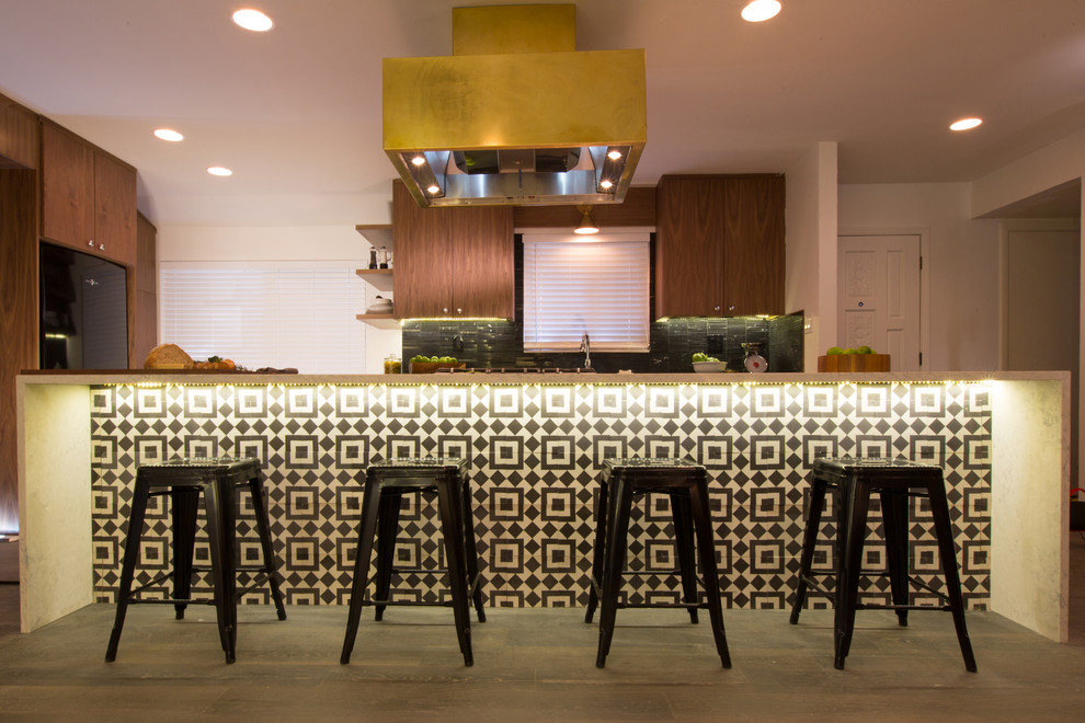 Offene, Mittelgroße Moderne Küche in L-Form mit flächenbündigen Schrankfronten, weißen Schränken und Kücheninsel in New York