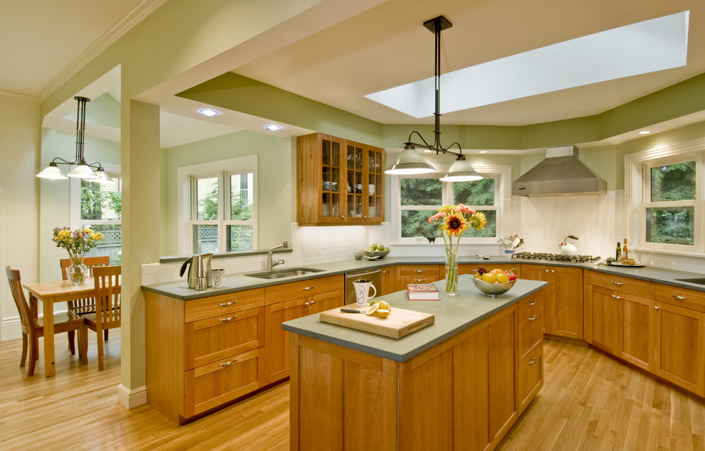 Идея дизайна: кухня в классическом стиле с обеденным столом, фасадами цвета дерева среднего тона и зеленой столешницей