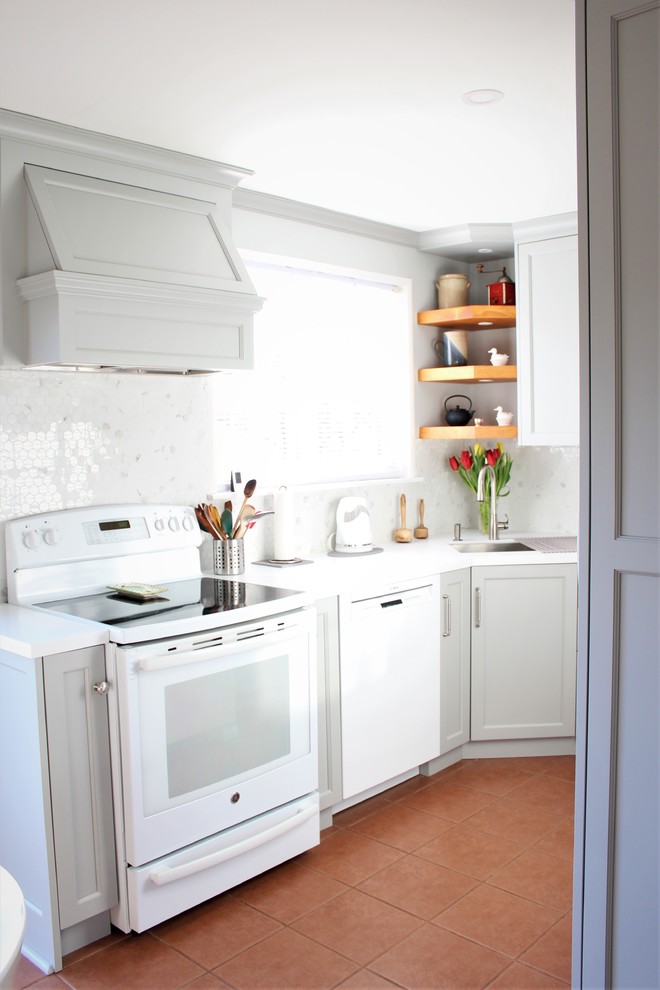Foto på ett litet vintage vit kök, med en undermonterad diskho, skåp i shakerstil, grå skåp, bänkskiva i kvarts, vitt stänkskydd, vita vitvaror, terrazzogolv, rött golv och stänkskydd i mosaik