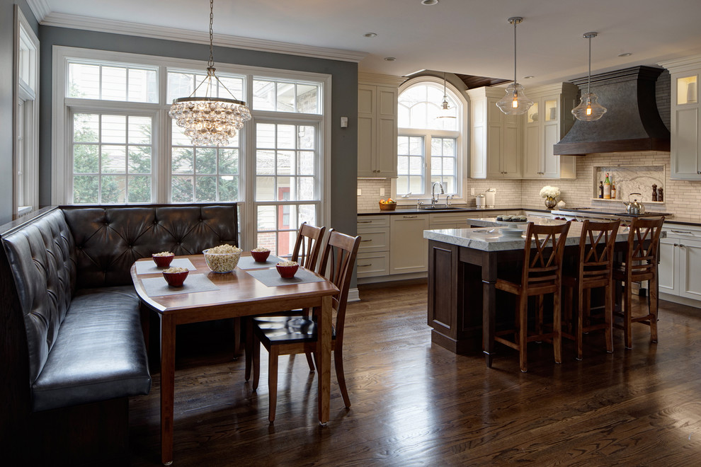 Esempio di una cucina classica di medie dimensioni con lavello sottopiano, ante bianche, paraspruzzi grigio, elettrodomestici in acciaio inossidabile, pavimento in legno massello medio e top in granito